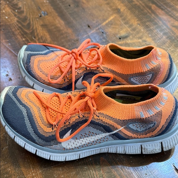 Nike women’s Sneakers in Orange and Gray - Picture 4 of 6
